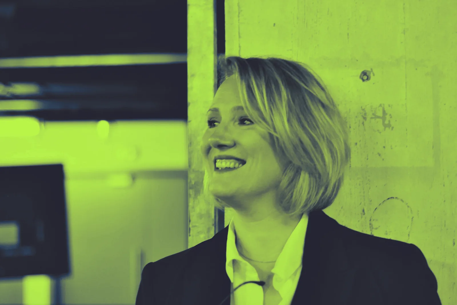 Caroline Zorn, avocate au Barreau de Strasbourg, souriante devant un mur de béton brut du Shadok à Strasbourg.